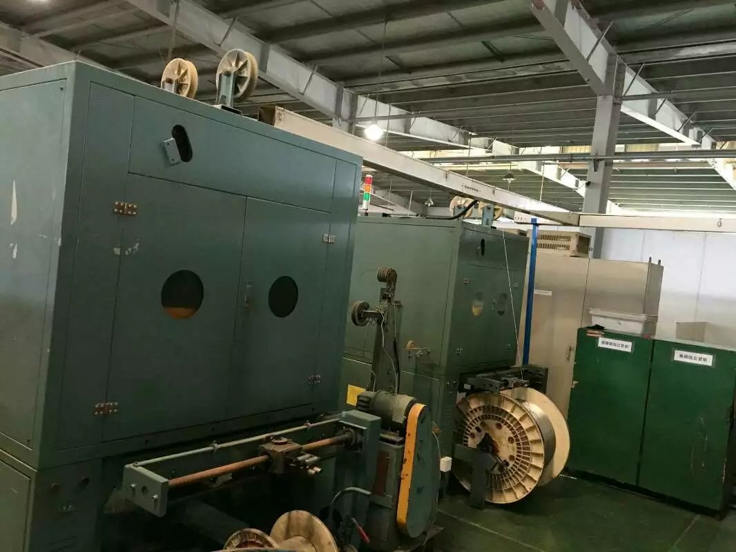 機床設備两年半社区看片油漆刷痕、小滾珠痕：刷子和小滾珠的移動方向，幹燥的塗膜的表麵留有凹凸的線和痕跡。